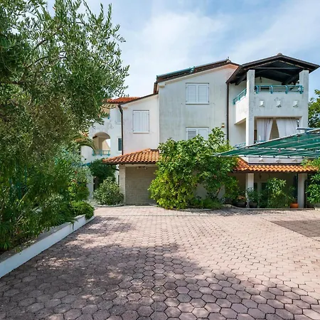 Apartman Cozy Apartment In Pula With Wifi