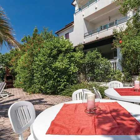 Apartman Cozy Apartment In Pula With Wifi *