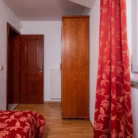 Apartment Cozy Apartment In Pula With Wifi *