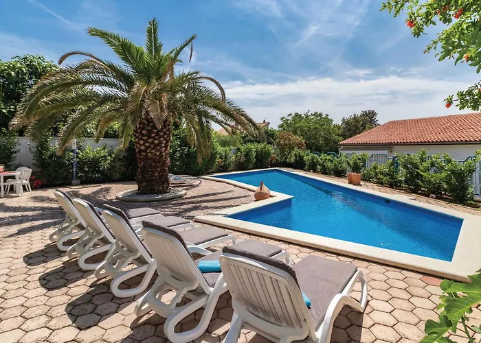 Cozy Apartment In Pula With Wifi Пула