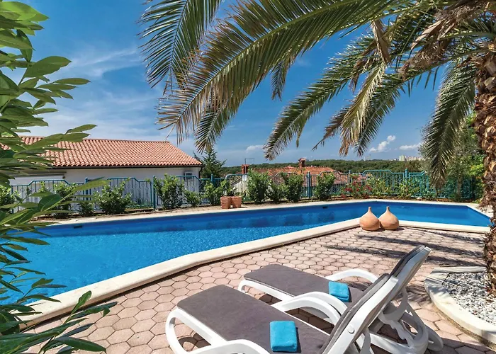 Cozy Apartment In Pula With Wifi Пула