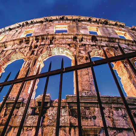 Stunning In With Wifi Apartament Pula